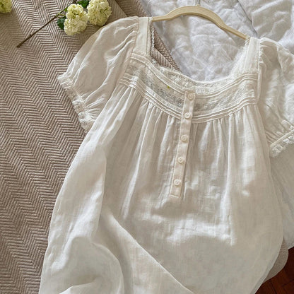 "Witte Victoriaanse nachthemd jurk met korte mouwen, lange elegante stijl, katoenen stof, romantische vintage uitstraling."