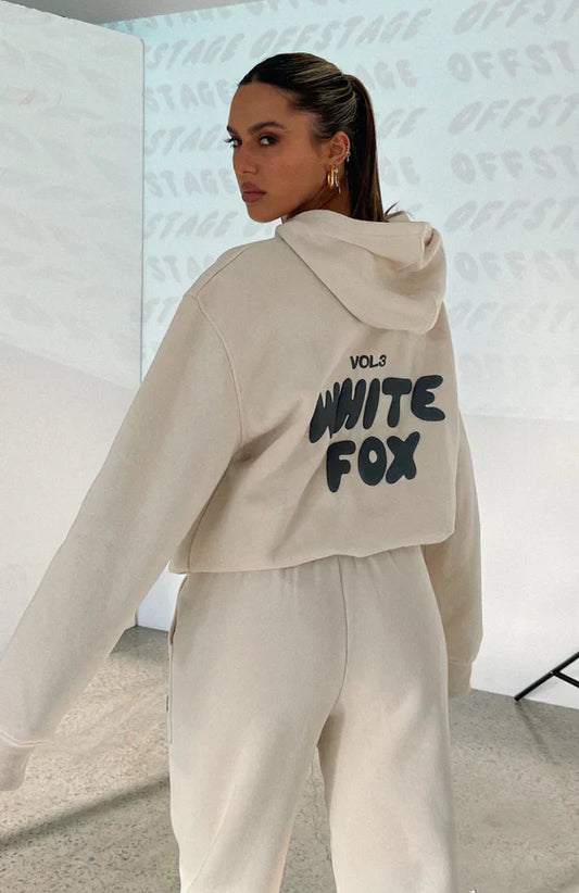 "Witte Vos trainingspak heren, loose fit, vooraanzicht met oversized silhouet en opvallend pofdruklogo."