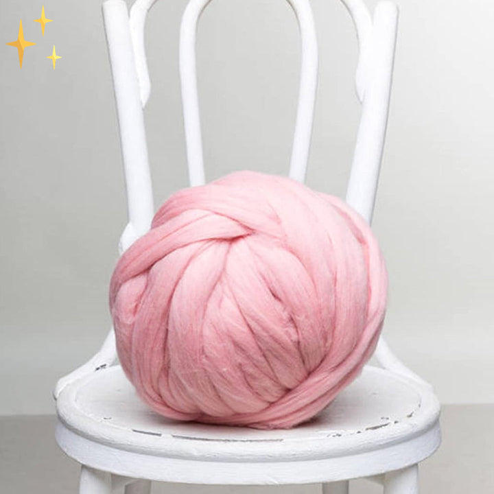 Close-up van LuxaWool XXL chunky breigaren, klaar voor je volgende handwerkproject.