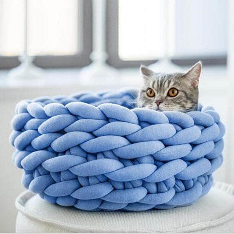 Comfortabele gehaakte wollen mand voor honden en katten, perfect als warme slaapplek en stijlvol interieurstuk.