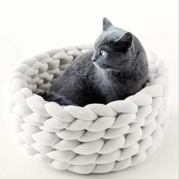 Stijlvolle handgemaakte wollen kattenmand of hondenmand, een warme en zachte toevoeging aan elk interieur.