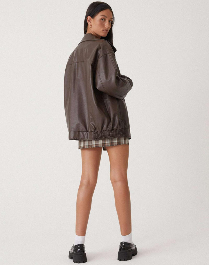 Modieus oversized faux leren jasje, perfect als overgangsjas voor dameskleding.