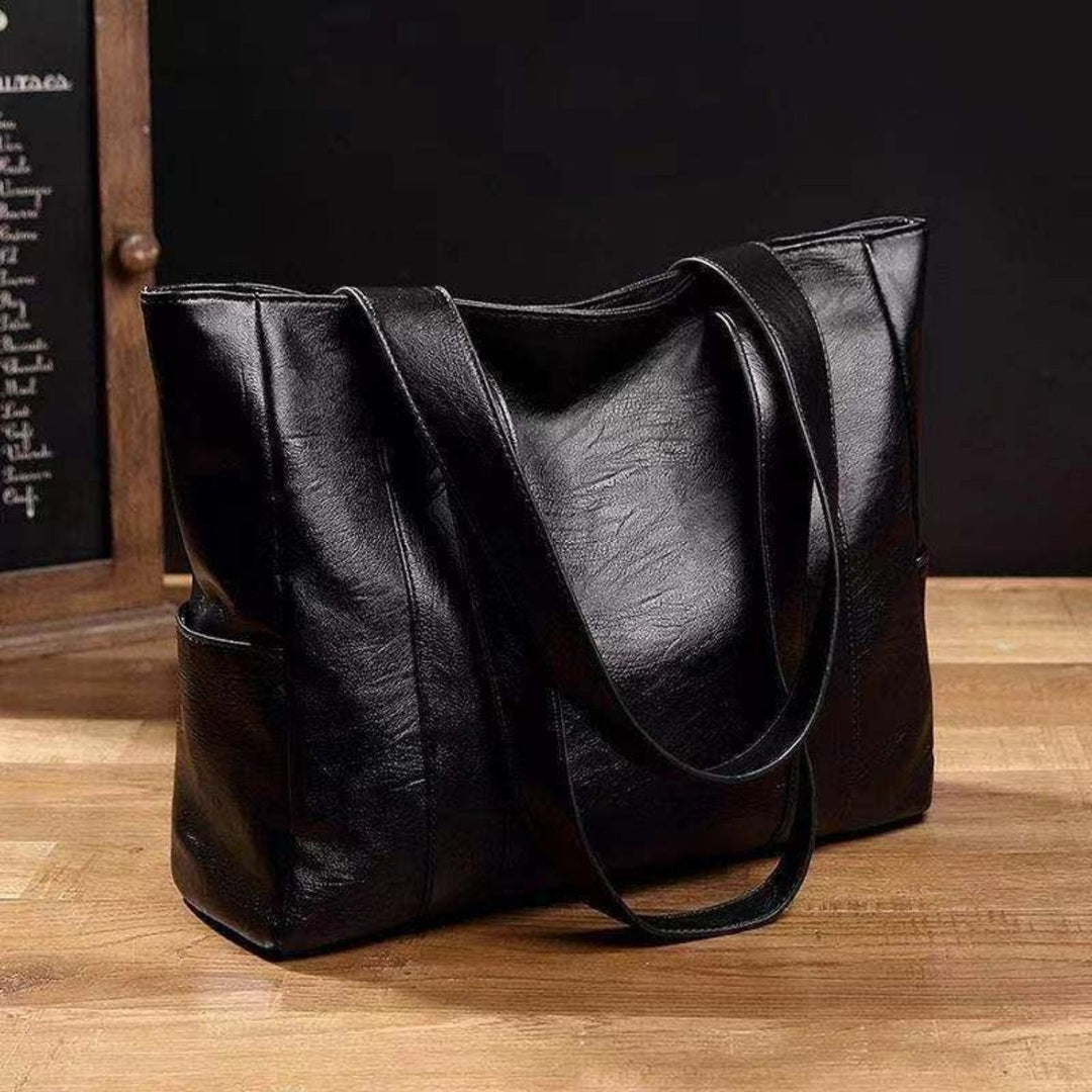 Stijlvolle dames leren tote bag. Ruime schoudertas in bruin leer, ideaal voor werk of dagelijks gebruik.
