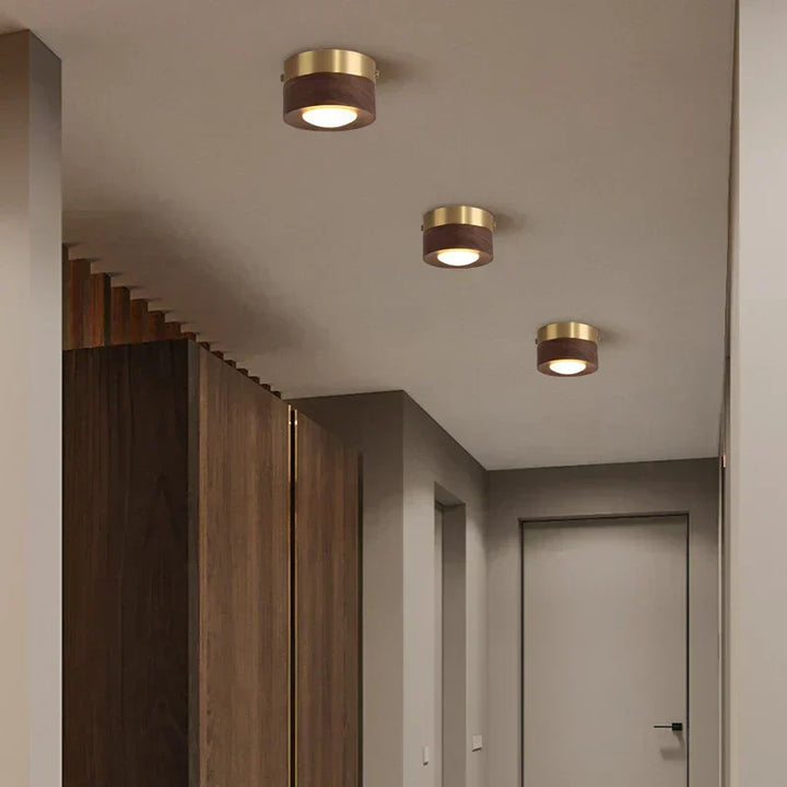 Design plafondlamp van hout met heldere LED schijnwerper; een stijlvolle toevoeging aan uw moderne interieur.