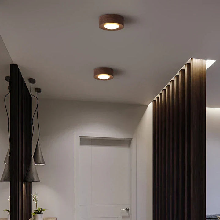 Ronde houten plafondlamp met LED verlichting; creëert sfeer en biedt functioneel licht in huis.