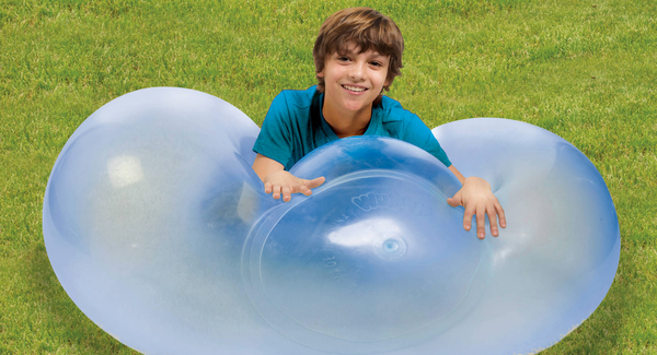 Kinderen genieten van de kleurrijke en duurzame bubble bal, perfect voor urenlang actief en fantasierijk speelplezier.