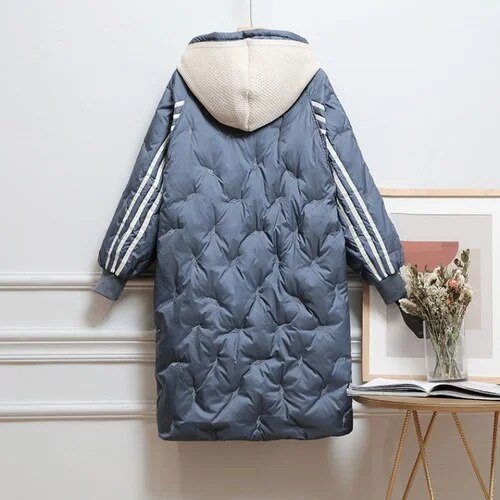 Praktische warme lange winterjas voor dames, gevoerd voor optimale isolatie tegen de kou. Ideaal voor dagelijks gebruik.