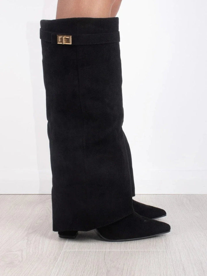 Zwarte hoge dameslaarzen; elegant ontwerp met slanke schacht. Modieuze schoenen voor elke gelegenheid.