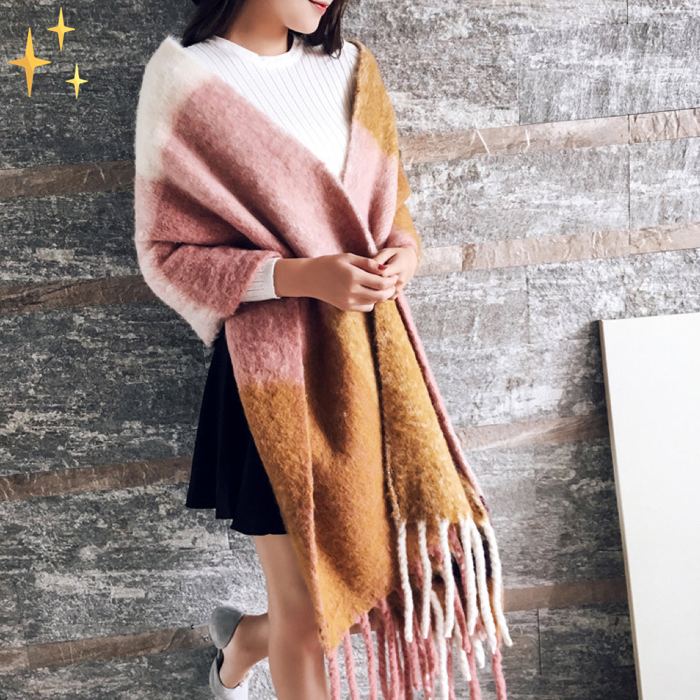 Dames mode accessoire: warme cashmere plaid sjaal, essentieel voor een elegante winterlook.