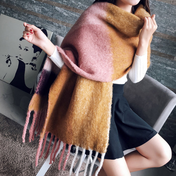 Elegante dames cashmere sjaal met plaid dessin, ideaal voor winterse warmte en stijl.