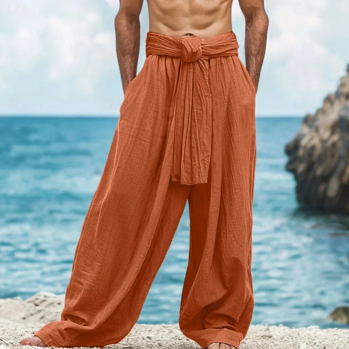 Ademende heren zomerbroek van linnen, comfortabel en relaxed fit. Essentiële casualbroek voor de lente en zomer.