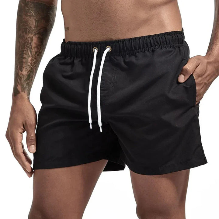 Stijlvolle blauwe heren zwemkleding, sneldrogend en ademend, klaar voor strandvakantie.
