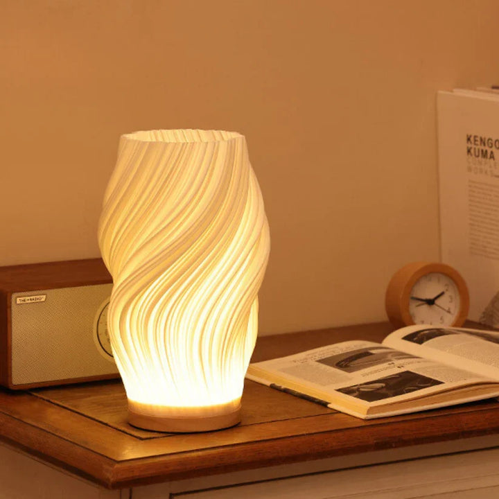 Elegante LED golven tafellamp, modern design. Geeft warm licht en is een blikvanger in elk interieur.
