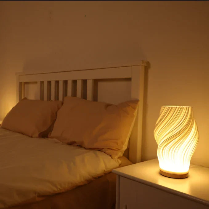 Zachte LED wolken tafellamp, dimbaar met USB. Creëert rustige sfeerverlichting in woon- of slaapkamer.