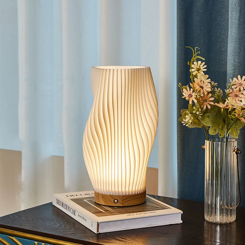 Strakke en moderne LED tafellamp met minimalistisch design. Combineert functie met elegantie.
