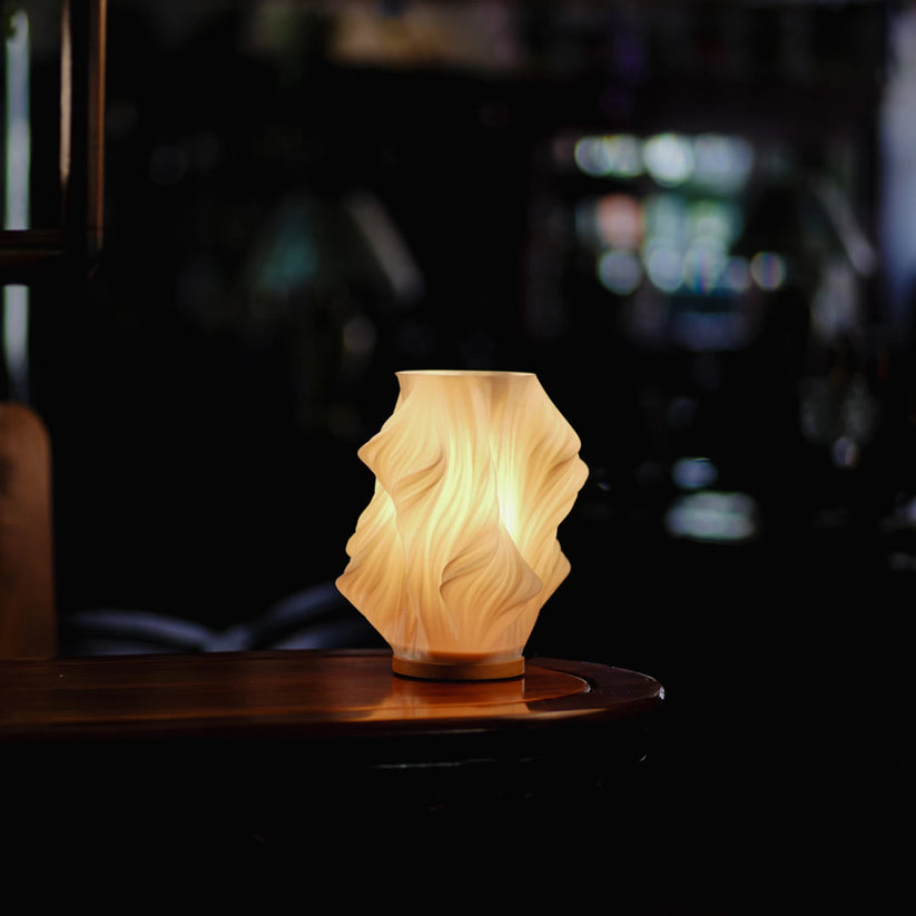 Sfeervolle LED tafellamp met uniek design. Zacht licht voor ontspanning, ideaal voor avonduren.