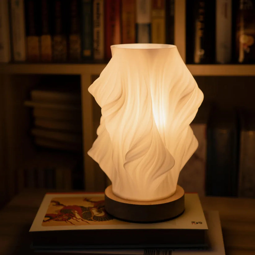 Moderne spiraal LED tafellamp, dimbaar. Voegt een stijlvol en functioneel accent toe aan uw bureau.
