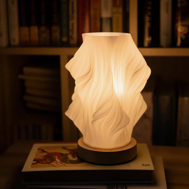 Moderne spiraal LED tafellamp, dimbaar. Voegt een stijlvol en functioneel accent toe aan uw bureau.