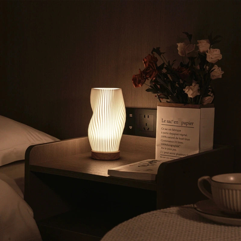 Golvende LED tafellamp voor warme sfeerverlichting. Dit moderne design verrijkt elk interieur.