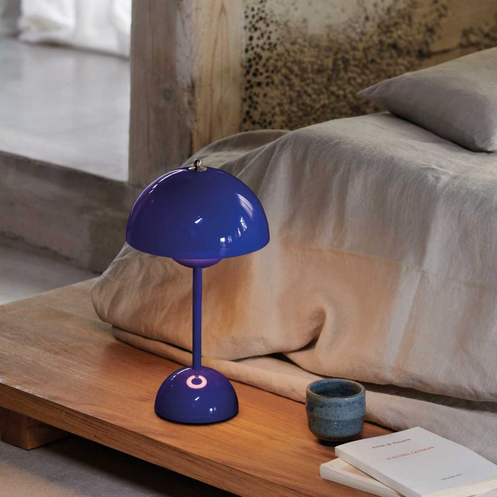 Moderne MoonGlow designlamp, creëert unieke sfeer in kantoor of studeerkamer.