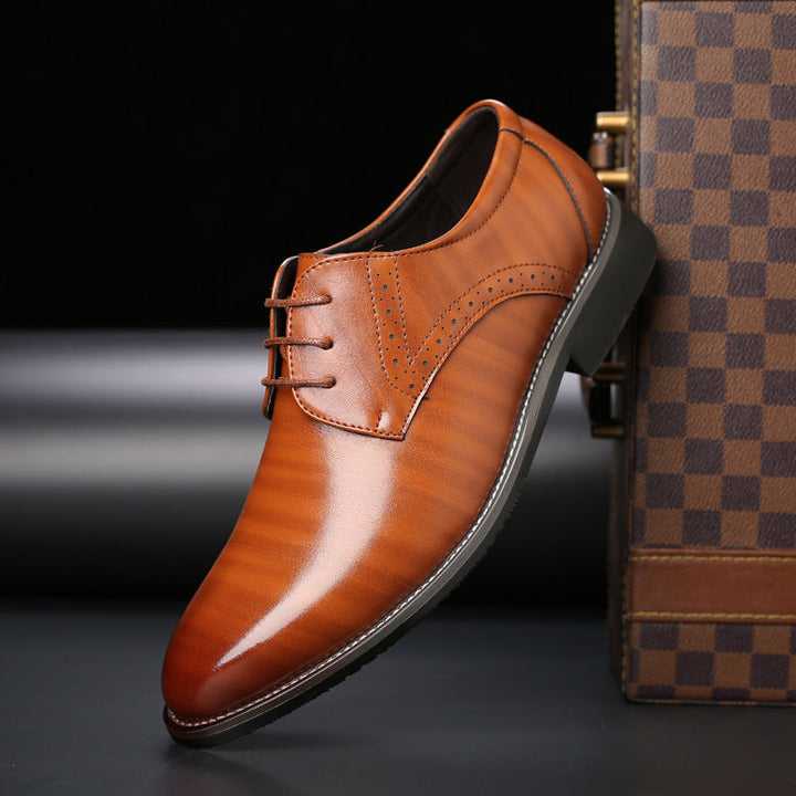 Detailopname van Lennard herenschoenen, toont het hoogwaardige leer en de verfijnde brogue-perforaties.