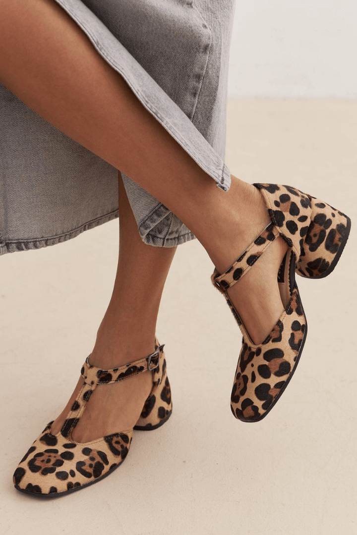 Modieuze dames blokhakken met T-strap en dierenprint; comfortabel voor feestjes of casual outfits, lichtbruin.