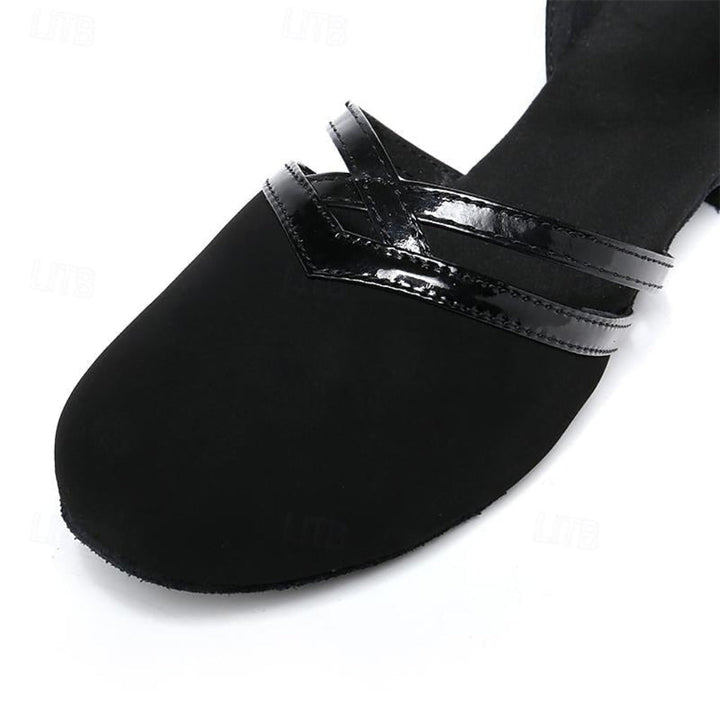 Detail van zwarte satijnen dansschoenen voor meisjes met suède zool, perfect voor Latijns-Amerikaanse dansprestaties.