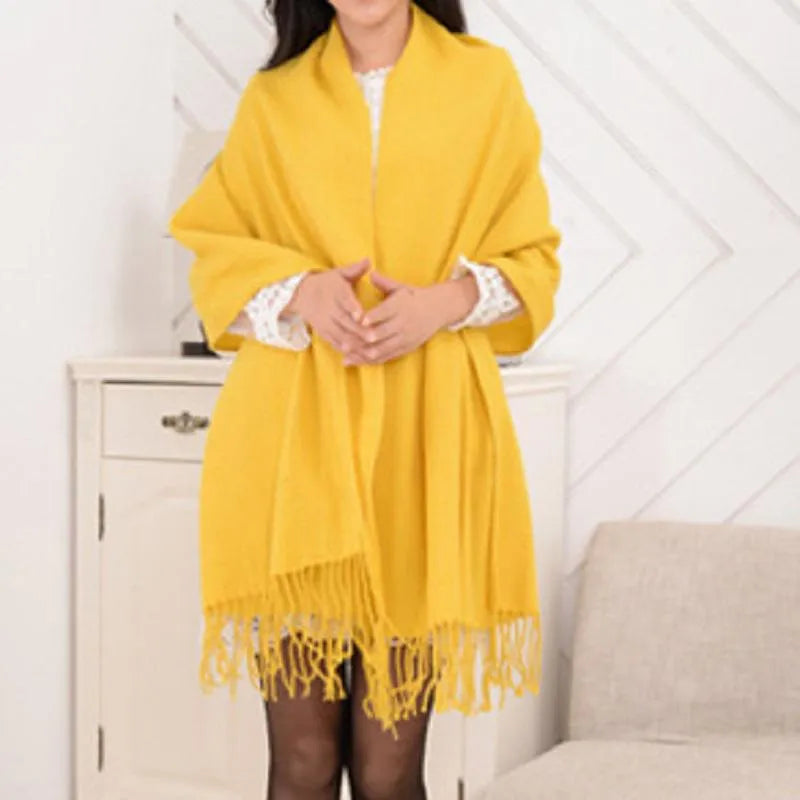 Deze warme en luxe kasjmier sjaal voor dames is een perfect stijlvol accessoire.
