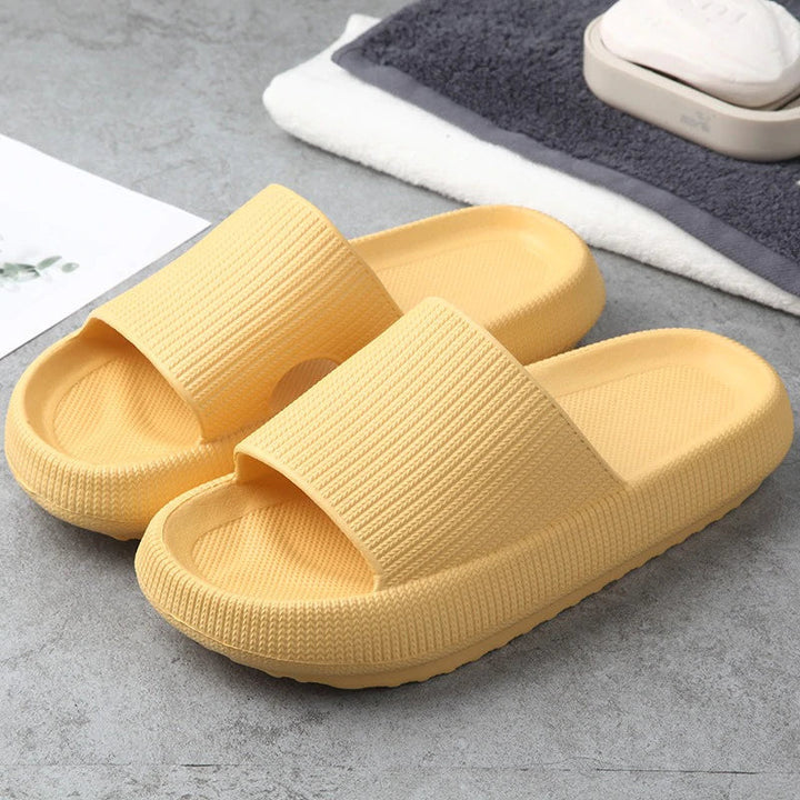 Comfortabele zomerse wolkenpantoffels, speciaal ontworpen voor ontspanning op warme dagen.