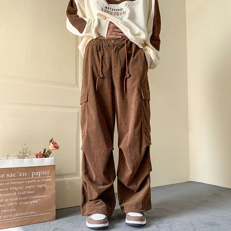Stijlvolle zwarte heren baggy cargo broek van corduroy, met wijde pasvorm voor een ontspannen en trendy streetwear.