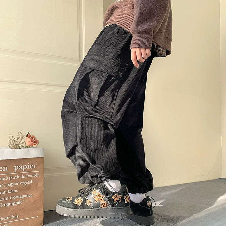 Comfortabele heren corduroy cargo broek met praktische zakken, verkrijgbaar in bruin of zwart, perfect voor elk seizoen.