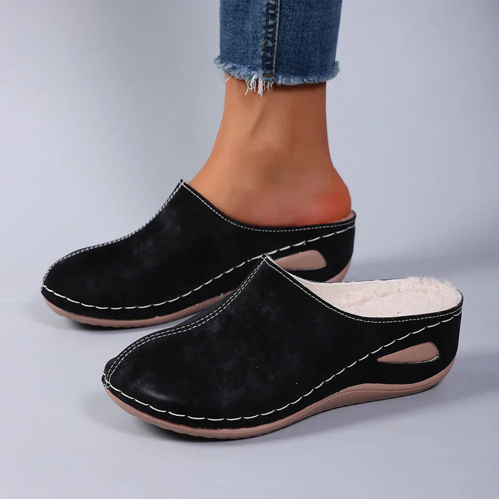 Praktische dames instapklompen met comfortabele sleehak en voetondersteuning, perfecte zomersandalen.