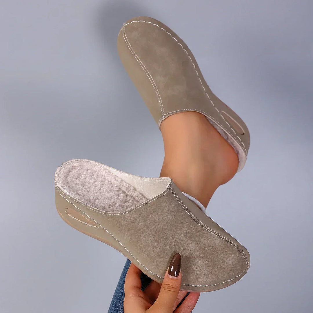 Stijlvolle instapklompen voor dames, met comfortabele sleehak; ideale zomerschoenen en sandalen.