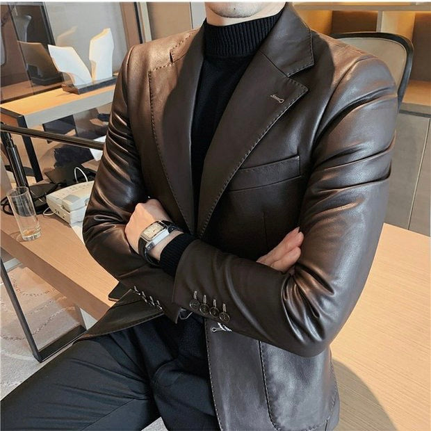 Mannelijk model draagt een zwarte leren heren blazer, gecombineerd voor een stijlvolle, moderne look.
