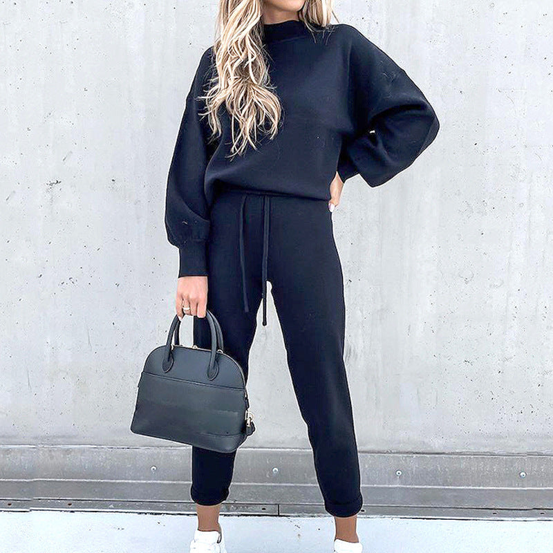 Comfortabel dames tweedelig huispak: zachte coltrui en highwaist broek, ultieme relaxkleding.