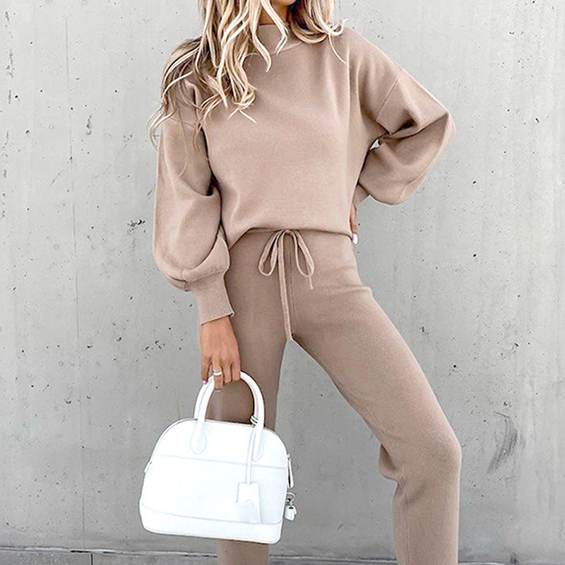 Dames relaxkleding: tweedelig huispak met zachte stof, warme coltrui en highwaist broek, stijlvol comfort.