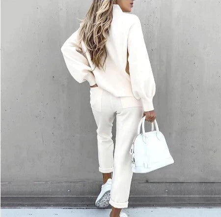 Dames zacht huispak, tweedelig set met coltrui en highwaist broek, ideaal voor comfortabele huisdagen.