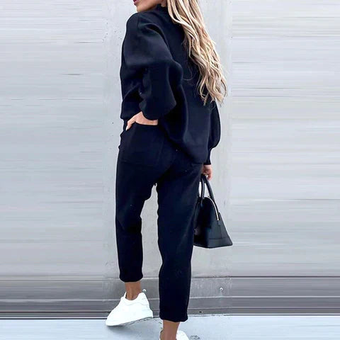 Stijlvol en comfortabel dames huispak: tweedelig set met zachte coltrui en highwaist broek.