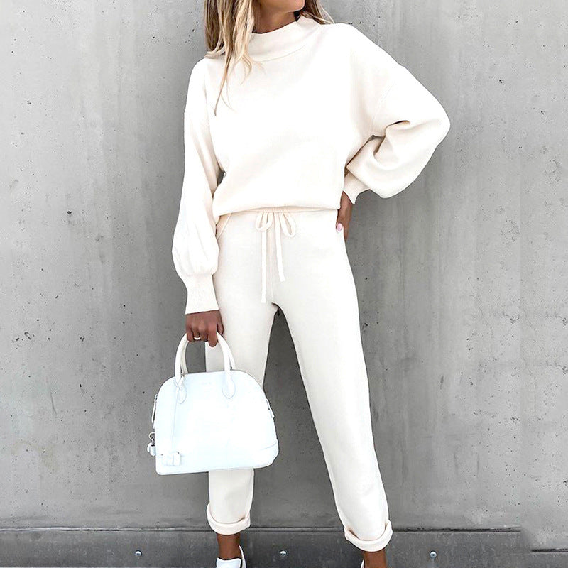 Stijlvol dames huispak, tweedelig set met zachte coltrui en highwaist broek, perfect voor winterse dagen.