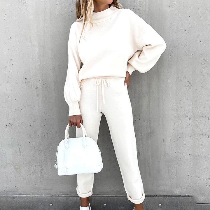 Stijlvol dames huispak, tweedelig set met zachte coltrui en highwaist broek, perfect voor winterse dagen.