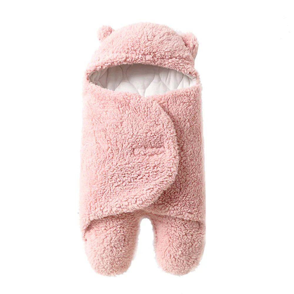 "Zachte baby wikkel deken in pasteltinten, houdt je baby warm en knus in de winter, gemaakt van huidvriendelijk materiaal."
