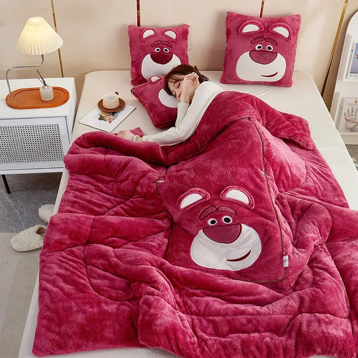 "Zachte fluweelachtige deken en kussenset, warm crème, uitnodigend voor elke woonkamer of slaapkamer, luxe en comfort."