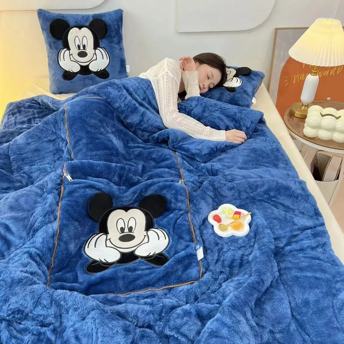 "Zachte fluweelachtige deken en kussenset, warm crème, uitnodigend voor elke woonkamer of slaapkamer, luxe en comfort."