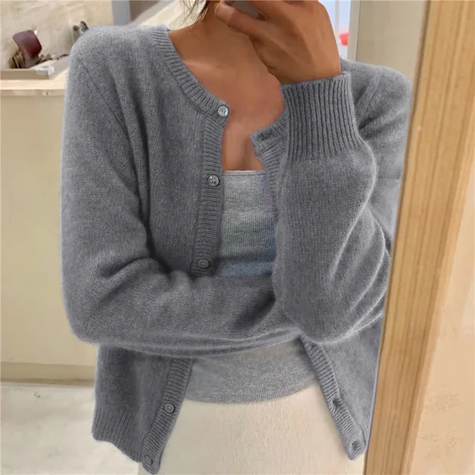 "Zachte gebreide cardigan met knoopsluiting, ronde hals en lichte pasvorm, verkrijgbaar in meerdere kleuren, elegant en warm.