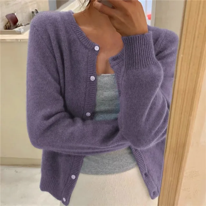"Zachte gebreide cardigan met knoopsluiting, ronde hals en lichte pasvorm, verkrijgbaar in meerdere kleuren, elegant en warm.