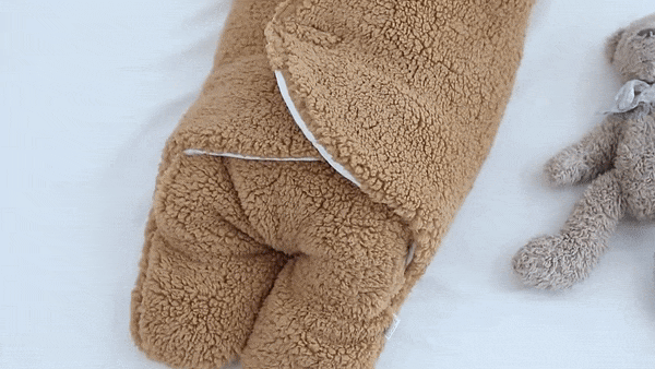 Essentiële babyspullen: zachte, ademende katoenen wikkeldoek, perfect voor comfort en geborgenheid van baby's.