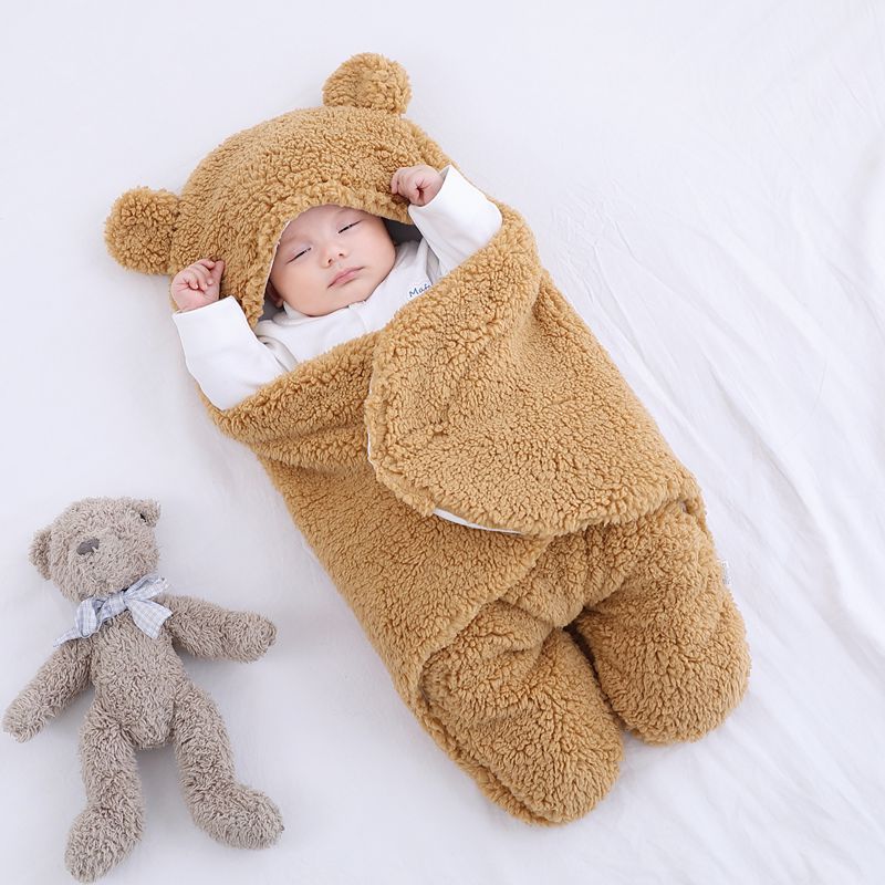 Comfortabele baby wikkeldoek van zacht katoen, perfect voor rust en geborgen slaap van pasgeborenen.