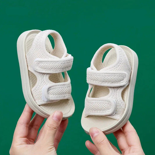 Zachte, sneldrogende kindersandalen met ademend ontwerp en moderne stijl, ideaal voor avontuurlijke zomerdagen.