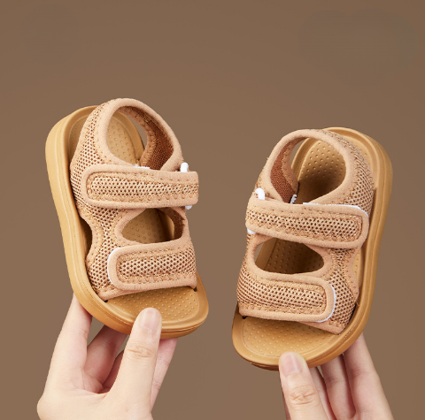 Zachte, sneldrogende kindersandalen met ademend ontwerp en moderne stijl, ideaal voor avontuurlijke zomerdagen.