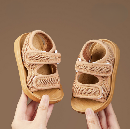 Zachte, sneldrogende kindersandalen met ademend ontwerp en moderne stijl, ideaal voor avontuurlijke zomerdagen.